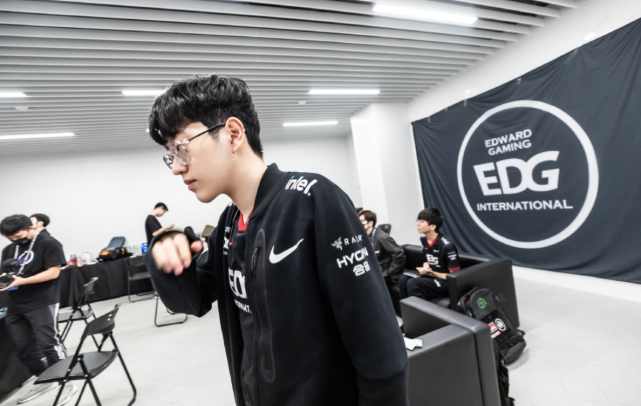 曼进一步巩 曼进一步巩